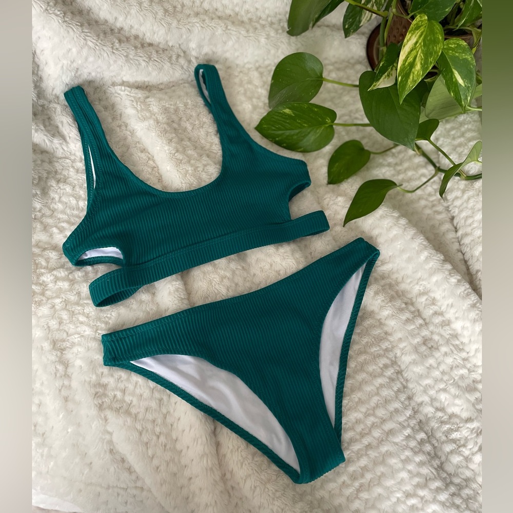 CUPSHE Women’s Emerald Backless Bikini with Cutout - S